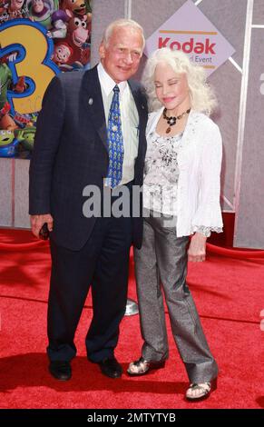 L'ancien astronaute Buzz Aldrin (Edwin Eugene Aldrin, Jr.) et l'épouse lois Driggs Cannon marchent sur le tapis rouge lors de la première de « Toy Story 3 » qui s'est tenue au théâtre El Capitan. Le troisième film de la franchise Walt Disney Pictures voit les acteurs Tom Hanks, Tim Allen et Joan Cusack reprendre leurs rôles de personnages familiers Woody, Buzz Lightyear et Jessie, respectivement, avec le réalisateur Lee Unkrich (directeur de 'Monsters, Inc.' et 'Finding Nemo') à la barre. Los Angeles, Californie. 06/13/10. Banque D'Images