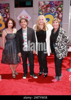 Le réalisateur Lee Unkrich et les invités marchent sur le tapis rouge lors de la première de « Toy Story 3 » qui s'est tenue au théâtre El Capitan. Le troisième film de la franchise Walt Disney Pictures voit les acteurs Tom Hanks, Tim Allen et Joan Cusack reprendre leurs rôles de personnages familiers Woody, Buzz Lightyear et Jessie, respectivement, avec le réalisateur Lee Unkrich (directeur de 'Monsters, Inc.' et 'Finding Nemo') à la barre. Los Angeles, Californie. 06/13/10. Banque D'Images