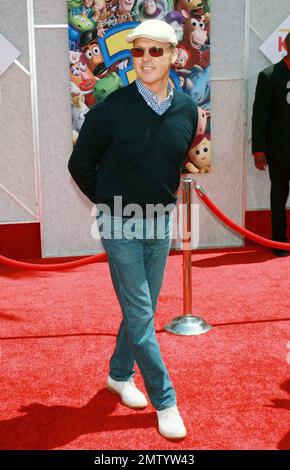 Michael Keaton marche le tapis rouge lors de la première de « Toy Story 3 » qui s'est tenue au théâtre El Capitan. Le troisième film de la franchise Walt Disney Pictures voit les acteurs Tom Hanks, Tim Allen et Joan Cusack reprendre leurs rôles de personnages familiers Woody, Buzz Lightyear et Jessie, respectivement, avec le réalisateur Lee Unkrich (directeur de 'Monsters, Inc.' et 'Finding Nemo') à la barre. Los Angeles, Californie. 06/13/10. . Banque D'Images