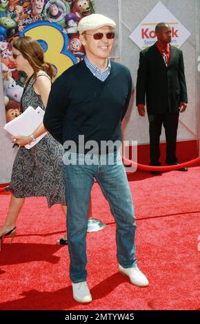 Michael Keaton marche le tapis rouge lors de la première de « Toy Story 3 » qui s'est tenue au théâtre El Capitan. Le troisième film de la franchise Walt Disney Pictures voit les acteurs Tom Hanks, Tim Allen et Joan Cusack reprendre leurs rôles de personnages familiers Woody, Buzz Lightyear et Jessie, respectivement, avec le réalisateur Lee Unkrich (directeur de 'Monsters, Inc.' et 'Finding Nemo') à la barre. Los Angeles, Californie. 06/13/10. . Banque D'Images