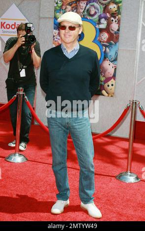 Michael Keaton marche le tapis rouge lors de la première de « Toy Story 3 » qui s'est tenue au théâtre El Capitan. Le troisième film de la franchise Walt Disney Pictures voit les acteurs Tom Hanks, Tim Allen et Joan Cusack reprendre leurs rôles de personnages familiers Woody, Buzz Lightyear et Jessie, respectivement, avec le réalisateur Lee Unkrich (directeur de 'Monsters, Inc.' et 'Finding Nemo') à la barre. Los Angeles, Californie. 06/13/10. . Banque D'Images