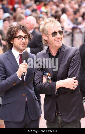 Rhys Ifans parle avec la personnalité de la télévision et le DJ Alex Zane sur le tapis multicolore à l'Empire Leicester Square pour la première britannique de Disney et Pixar 'Toy Story 3'. Le troisième épisode de la série Toy Story a reçu jusqu'à présent des avis positifs depuis sa sortie de juin en Amérique du Nord et s'est révélé populaire dans le monde du jouet et du jeu vidéo avec Mattel, Wii, Xbox 360 et PS3 tous les produits de création basés sur les personnages de film adorables. Londres, Royaume-Uni. 07/18/10. Banque D'Images