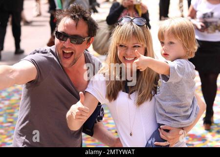 Sarah Alexander et Peter Serafinowicz avec son fils Sam sur le tapis multicolore de l'Empire Leicester Square pour la première britannique de « Toy Story 3 » de Disney et Pixar. Le troisième épisode de la série Toy Story a reçu jusqu'à présent des avis positifs depuis sa sortie de juin en Amérique du Nord et s'est révélé populaire dans le monde du jouet et du jeu vidéo avec Mattel, Wii, Xbox 360 et PS3 tous les produits de création basés sur les personnages de film adorables. Londres, Royaume-Uni. 07/18/10. Banque D'Images