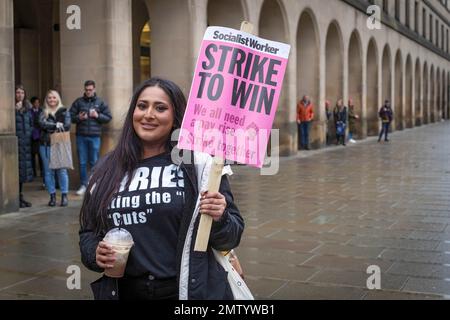 Manchester, Royaume-Uni. 01st févr. 2023. Un enseignant avec un écriteau attend le début de la marche. Les enseignants, les conducteurs de train et les fonctionnaires s'unissent dans la ville avec des travailleurs frappants sur les lignes de piquetage. Cela vient après que le gouvernement conservateur ait essayé d'adopter un nouveau projet de loi pour empêcher les travailleurs de faire grève. Crédit : SOPA Images Limited/Alamy Live News Banque D'Images