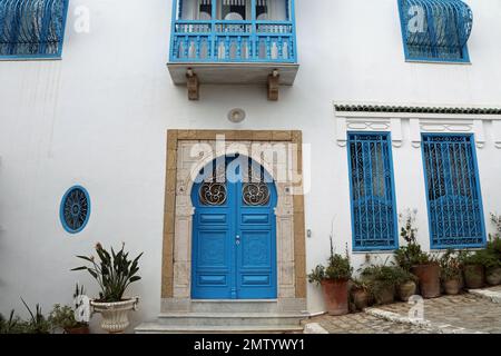 Propriété typique bleue et blanche à Sidi Bou Said en Tunisie Banque D'Images