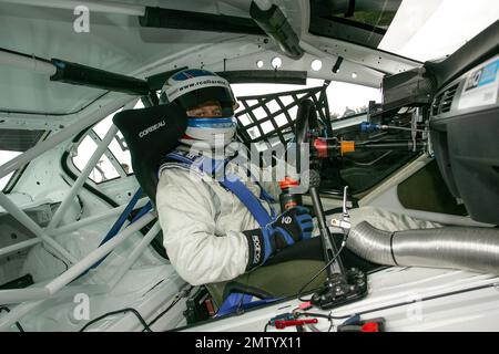 Le pilote automobile Rob Collard est assis attaché dans le cockpit de sa BMW sur la ligne de départ de la première manche des 2008 British Touring Cars sur le circuit automobile de Brands Hatch. Banque D'Images