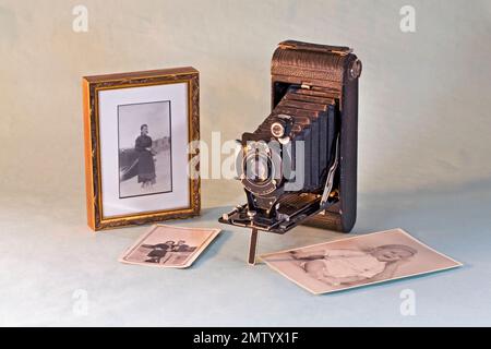 Un appareil photo à soufflets vintage, 1926, 21/4 x 21/4 avec des photos qui auraient pu être faites par un appareil photo similaire. Les modèles sont décédés. Parent du photographe Banque D'Images