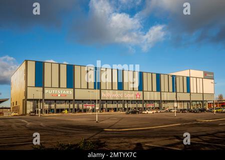 Façade extérieure du complexe de loisirs York Stadium à Huntington York. Parcours de golf intérieur, bowling et cinéma. Banque D'Images