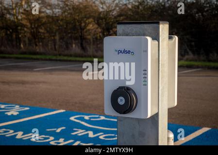 Point de connexion de charge à un poste de charge de véhicule électrique à Monks Cross Park and Ride site. York. Yorkshire du Nord. ROYAUME-UNI Banque D'Images