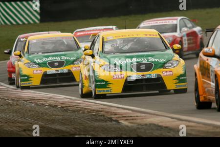 Jason Plato et Darren Turner se sont produits sur le circuit de course de Brands Hatch dans le Kent, en Angleterre, lors du championnat de voitures de tourisme britannique 2008. Banque D'Images