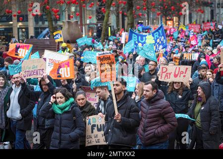 Manchester, Royaume-Uni. 01st févr. 2023. Les manifestants tiennent des écriteaux exprimant leur opinion pendant la manifestation. Les enseignants, les conducteurs de train et les fonctionnaires s'unissent dans la ville avec des travailleurs frappants sur les lignes de piquetage. Cela vient après que le gouvernement conservateur ait essayé d'adopter un nouveau projet de loi pour empêcher les travailleurs de faire grève. Crédit : SOPA Images Limited/Alamy Live News Banque D'Images