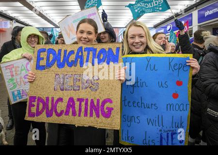 Manchester, Royaume-Uni. 01st févr. 2023. Les manifestants tiennent des écriteaux exprimant leur opinion pendant la manifestation. Les enseignants, les conducteurs de train et les fonctionnaires s'unissent dans la ville avec des travailleurs frappants sur les lignes de piquetage. Cela vient après que le gouvernement conservateur ait essayé d'adopter un nouveau projet de loi pour empêcher les travailleurs de faire grève. Crédit : SOPA Images Limited/Alamy Live News Banque D'Images