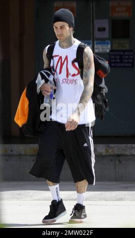 EXCLUSIF !! Quelques jours après le premier anniversaire d'un accident d'avion presque mortel, Travis Barker a été repéré entrant dans son bus touristique portant une paire de pantalons qui ont révélé ses jambes brûlées. Le batteur Blink-182 a subi des brûlures à 3rd degrés sur toute la moitié inférieure de son corps et ses mains pendant l'accident. Barker a tragiquement perdu son cosurvivant et son bon ami DJ AM à une overdose il y a près d'un mois et a coupé une triste figure alors qu'il a quitté son hôtel pour préparer un concert plus tard dans la nuit au Cruzan Amphitheater. Palm Beach, Floride. 9/26/09. Banque D'Images