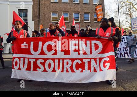 Londres, Royaume-Uni. 1st février 2023. Les agents de sécurité travaillant à l'Université de Londres (UCL) manifestent à l'extérieur de l'université alors qu'ils se promèteront sur l'externalisation et le paiement. La journée a vu environ un demi-million de personnes organiser des sorties à pied dans tout le Royaume-Uni, y compris des enseignants, du personnel universitaire, des employés de la fonction publique et des conducteurs de train. Credit: Vuk Valcic/Alamy Live News Banque D'Images