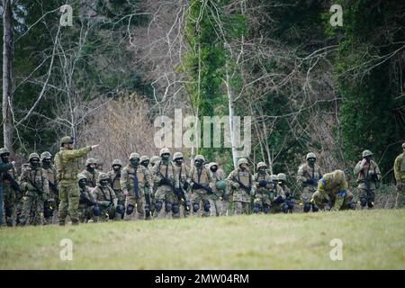 Un membre des Forces armées australiennes s'entretient avec des soldats ukrainiens, en tant que Secrétaire aux Affaires étrangères James habilement, Secrétaire à la Défense Ben Wallace, Ministre australien des Affaires étrangères, sénateur Penny Wong et Vice-Premier ministre Richard Marles, en visite dans la plaine de Salisbury, dans le Wiltshire, Là où les Forces armées australiennes soutiennent la formation de recrues ukrainiennes dirigée par le Royaume-Uni. Date de la photo: Mercredi 1 février 2023. Banque D'Images