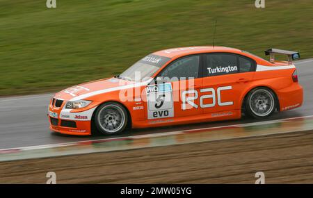 Colin Turkington sur une piste mouillée à Brands Hatch à la conduite de l'équipe orange RAC BMW pendant la course de championnat BTCC 2008 Banque D'Images