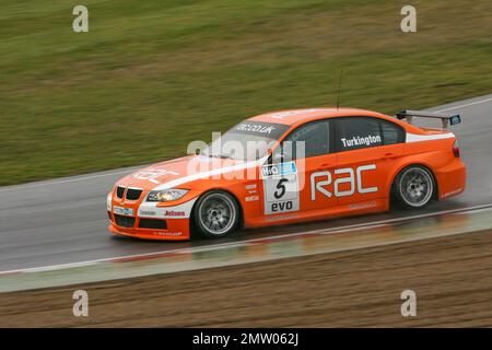 Colin Turkington sur une piste mouillée à Brands Hatch à la conduite de l'équipe orange RAC BMW pendant la course de championnat BTCC 2008 Banque D'Images