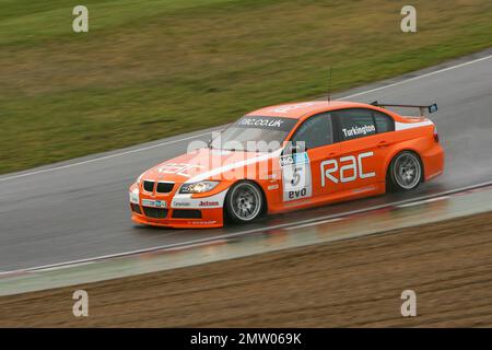 Colin Turkington sur une piste mouillée à Brands Hatch à la conduite de l'équipe orange RAC BMW pendant la course de championnat BTCC 2008 Banque D'Images