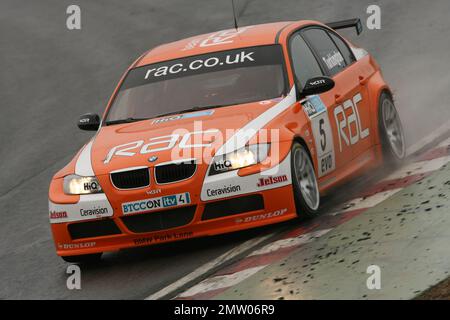 Colin Turkington sur une piste mouillée à Brands Hatch à la conduite de l'équipe orange RAC BMW pendant la course de championnat BTCC 2008 Banque D'Images