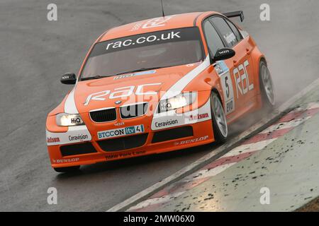 Colin Turkington sur une piste mouillée à Brands Hatch à la conduite de l'équipe orange RAC BMW pendant la course de championnat BTCC 2008 Banque D'Images