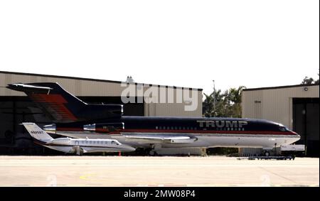 EXCLUSIF !! C'est le jet privé de Donald Trump. Un Boeing 727 1968 de catégorie supérieure, qui peut accueillir 24 personnes, dispose d'une chambre principale et d'une salle de bains avec douche, d'une table à manger à cinq réglages, d'un bidet pour femmes et de boucles de ceinture dorées. L'avion, qui aurait été vendu en 2009, naine un autre jet qu'il est garé à côté. La raison pour laquelle Trump envisageait de vendre le 727 il y a quelques années était inder d'en acheter un plus grand. Palm Beach, Floride. 2/20/11. Banque D'Images