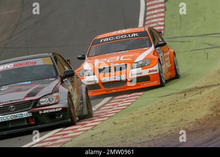 Stephen Jelley sur Brands Hatch à la conduite de l'équipe orange RAC BMW pendant la course de championnat BTCC 2008 Banque D'Images