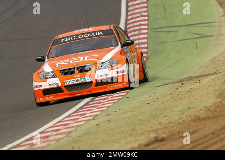 Stephen Jelley sur Brands Hatch à la conduite de l'équipe orange RAC BMW pendant la course de championnat BTCC 2008 Banque D'Images