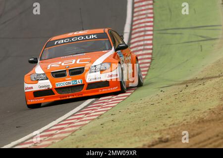 Stephen Jelley sur Brands Hatch à la conduite de l'équipe orange RAC BMW pendant la course de championnat BTCC 2008 Banque D'Images