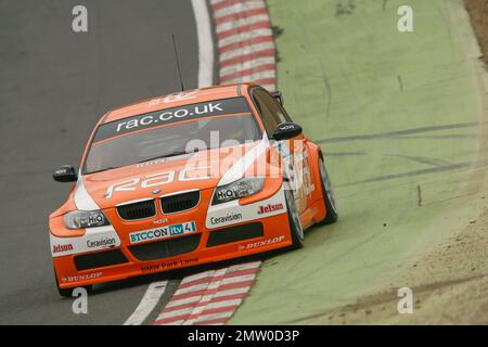 Stephen Jelley sur Brands Hatch à la conduite de l'équipe orange RAC BMW pendant la course de championnat BTCC 2008 Banque D'Images