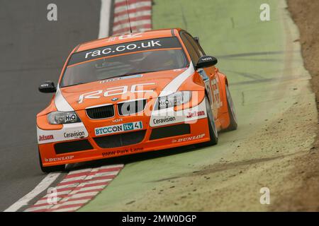 Stephen Jelley sur Brands Hatch à la conduite de l'équipe orange RAC BMW pendant la course de championnat BTCC 2008 Banque D'Images