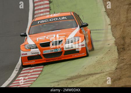 Stephen Jelley sur Brands Hatch à la conduite de l'équipe orange RAC BMW pendant la course de championnat BTCC 2008 Banque D'Images