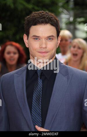 Kellan Lutz a l'air de s'écraser lorsqu'il marche le tapis rouge et pose avec un fan à Odeon Leicester Square pour la première britannique de 'The Twilight Saga: Eclipse', le troisième épisode de la série de films pour adolescents vampire basée sur la série de livres de l'auteur Stephenie Meyer. Les fans, également surnommés « Twishards », étaient également en force attendant de voir leurs stars préférées. « The Twilight Saga: Eclipse » a déjà brisé son propre record aux États-Unis et au Canada, en ayant reçu plus de $30 millions lors des séances de mercredi à minuit seulement après leur ouverture la semaine dernière. Les principales stars du film, Kristen Stewart et Robert P. Banque D'Images