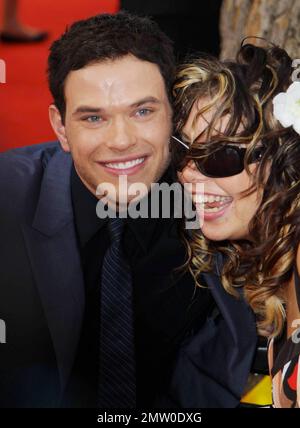 Kellan Lutz a l'air de s'écraser lorsqu'il marche le tapis rouge et pose avec un fan à Odeon Leicester Square pour la première britannique de 'The Twilight Saga: Eclipse', le troisième épisode de la série de films pour adolescents vampire basée sur la série de livres de l'auteur Stephenie Meyer. Les fans, également surnommés « Twishards », étaient également en force attendant de voir leurs stars préférées. « The Twilight Saga: Eclipse » a déjà brisé son propre record aux États-Unis et au Canada, en ayant reçu plus de $30 millions lors des séances de mercredi à minuit seulement après leur ouverture la semaine dernière. Les principales stars du film, Kristen Stewart et Robert P. Banque D'Images