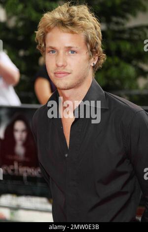 Sam Branson, fils du célèbre entrepreneur britannique Richard Branson, marche le tapis rouge à Odeon Leicester Square pour la première britannique de 'The Twilight Saga: Eclipse', le troisième épisode de la série de films pour adolescents vampire basée sur la série de livres de l'auteur Stephenie Meyer. Les fans, également surnommés « Twishards », étaient également en force attendant de voir leurs stars préférées. « The Twilight Saga: Eclipse » a déjà brisé son propre record aux États-Unis et au Canada, en ayant reçu plus de $30 millions lors des séances de mercredi à minuit seulement après leur ouverture la semaine dernière. Les stars principales du film Kristen Stewart Banque D'Images