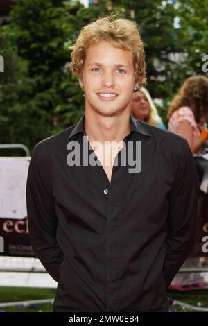 Sam Branson, fils du célèbre entrepreneur britannique Richard Branson, marche le tapis rouge à Odeon Leicester Square pour la première britannique de 'The Twilight Saga: Eclipse', le troisième épisode de la série de films pour adolescents vampire basée sur la série de livres de l'auteur Stephenie Meyer. Les fans, également surnommés « Twishards », étaient également en force attendant de voir leurs stars préférées. « The Twilight Saga: Eclipse » a déjà brisé son propre record aux États-Unis et au Canada, en ayant reçu plus de $30 millions lors des séances de mercredi à minuit seulement après leur ouverture la semaine dernière. Les stars principales du film Kristen Stewart Banque D'Images