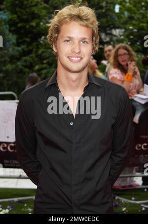 Sam Branson, fils du célèbre entrepreneur britannique Richard Branson, marche le tapis rouge à Odeon Leicester Square pour la première britannique de 'The Twilight Saga: Eclipse', le troisième épisode de la série de films pour adolescents vampire basée sur la série de livres de l'auteur Stephenie Meyer. Les fans, également surnommés « Twishards », étaient également en force attendant de voir leurs stars préférées. « The Twilight Saga: Eclipse » a déjà brisé son propre record aux États-Unis et au Canada, en ayant reçu plus de $30 millions lors des séances de mercredi à minuit seulement après leur ouverture la semaine dernière. Les stars principales du film Kristen Stewart Banque D'Images