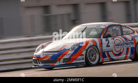 Tim Harvey sur la piste à Silverstone lors de la coupe Porsche Carrera 2008 du jour de la presse en Grande-Bretagne. Banque D'Images