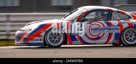 Tim Harvey sur la piste à Silverstone lors de la coupe Porsche Carrera 2008 du jour de la presse en Grande-Bretagne. Banque D'Images