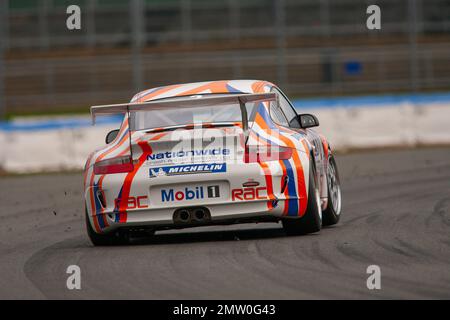 Tim Harvey sur la piste à Silverstone lors de la coupe Porsche Carrera 2008 du jour de la presse en Grande-Bretagne. Banque D'Images