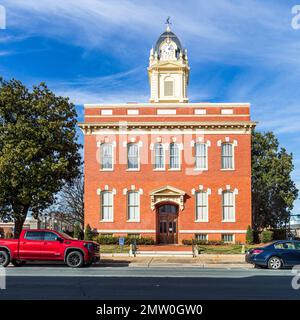 MONROE, NC, USA-28 JAN 2023 : vue finale du palais de justice historique datant de 1886 de la fin de l'époque victorienne avec tour d'horloge, ciel bleu ensoleillé. Banque D'Images