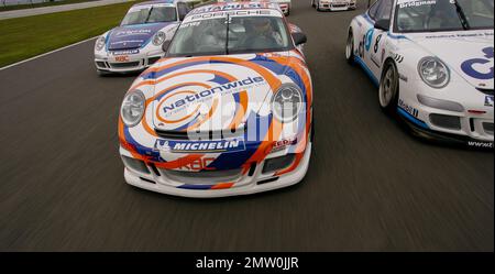 2008 Porsche Carrera coupe de Grande-Bretagne rollshoot des voitures qui se jocent pour des positions sur la piste pendant le jour de presse suivant voiture sur circuit Silverstone. Tim Harvey devant la voiture de course Red Line Nationwide. Banque D'Images