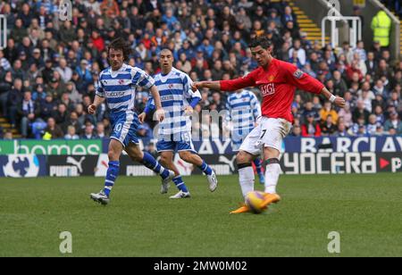 Cristiano Ronaldo, joueur de Manchester United, en action dans la première ligue au stade Madejski. 19th janvier 2008 cette image est liée par les restrictions de Dataco sur la façon dont elle peut être utilisée. UTILISATION ÉDITORIALE SEULEMENT aucune utilisation avec des fichiers audio, vidéo, données, listes de présentoirs, logos de clubs/ligue ou services « en direct » non autorisés. Utilisation en ligne limitée à 120 images, pas d'émulation vidéo. Aucune utilisation dans les Paris, les jeux ou les publications de club/ligue/joueur unique Banque D'Images