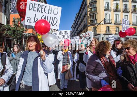 Madrid, Espagne. 01st févr. 2023. Des manifestants tiennent des plaquespendant une marche de médecins de soins primaires et de pédiatres qui ont défilé dans les rues de Madrid. Depuis 21 novembre 2022, les médecins spécialistes, les pédiatres et les médecins de soins primaires à Madrid sont en grève sous le slogan « pour des soins primaires de qualité » exigeant la fin de la surcharge subie par les professionnels. Crédit : SOPA Images Limited/Alamy Live News Banque D'Images