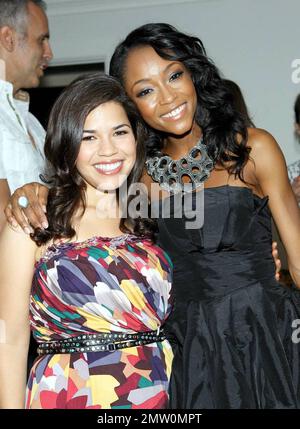 - EXCLUSIF!! America Ferrera et Yaya Dacosta à l'événement de première saison 4 de l'ABC, la saison de Betty, à Atlantis, sur Paradise Island. Nassau, Bahamas. 10/3/09. F Banque D'Images