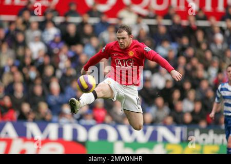 Wayne Rooney contrôle le ballon en vol au large du terrain en jouant pour Manchester United V Reading au Madejski Stadium Angleterre Royaume-Uni. Po. une victoire de 2-0. L'image est soumise à des restrictions Dataco quant à son utilisation. Wayne Rooney contrôle le ballon en vol au large du terrain en jouant pour Manchester United V Reading au Madejski Stadium Angleterre Royaume-Uni. Po. une victoire de 2-0. UTILISATION ÉDITORIALE UNIQUEMENT aucune utilisation avec des données audio, vidéo, données, listes de rencontres, logos de club/ligue ou services « en direct » non autorisés. Utilisation en ligne limitée à 120 images, pas d'émulation vidéo. Aucune utilisation dans les Paris, les jeux ou la publication d'un seul club/ligue/joueur Banque D'Images