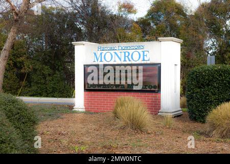 MONROE, Caroline du Nord, USA-28 JANVIER 2023 : panneau du monument à l'entrée du centre-ville de Monroe. « Centre-ville historique de Monroe ». Panneau d'accueil LED. Banque D'Images