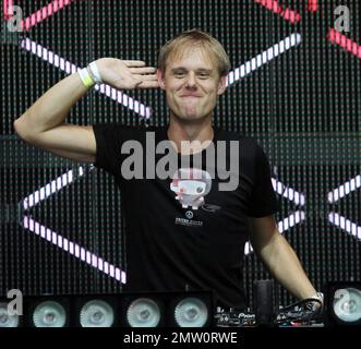 Armin van Buuren se produit en direct pendant la deuxième journée du festival Ultra Music Festival 2011 qui a lieu au Bicentennial Park. Miami, Floride. 03/26/11. Banque D'Images