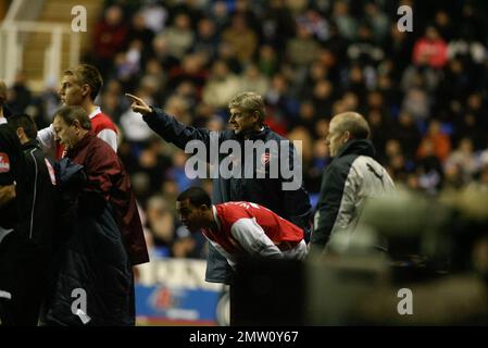 Arsene Wenger, gestionnaire d'arsenal, indique les instructions depuis le banc de touche alors que Theo Walcott se prépare à se substituer au match contre Reading dans la première ligue du stade Madejski.12th novembre 2007.cette image est liée par les restrictions de Dataco sur la façon dont elle peut être utilisée. UTILISATION ÉDITORIALE SEULEMENT aucune utilisation avec des fichiers audio, vidéo, données, listes de présentoirs, logos de clubs/ligue ou services « en direct » non autorisés. Utilisation en ligne limitée à 120 images, pas d'émulation vidéo. Aucune utilisation dans les Paris, les jeux ou les publications de club/ligue/joueur unique Banque D'Images