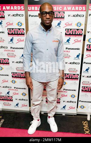 Le musicien Tinée Tempah (alias Patrick Chukwuem Okogwu Jr.) arrive aux Prix annuels de musique urbaine 8th où des billets VIP auraient été vendus pour $230,00 par pièce. La cérémonie de remise des prix HipHop, R&B, Dance and Soul Music a été fondée en 2003 et a lieu dans six pays à travers le monde. Cette année, les finalistes ont été Rihanna, JLS, Plan B et M.I.A. Londres, Royaume-Uni. 09/18/10. Banque D'Images
