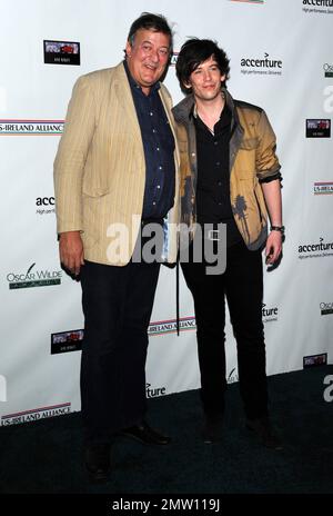 Stephen Fry et Elliott Spencer assistent à un événement pré-Oscar organisé par l'Alliance américano-irlandaise en l'honneur de Stephen Colbert, Carrie Fisher, et de l'artiste irlandais Colin Davidson aux Bad robot Studios de Santa Monica, CA. 19th février 2015. Banque D'Images